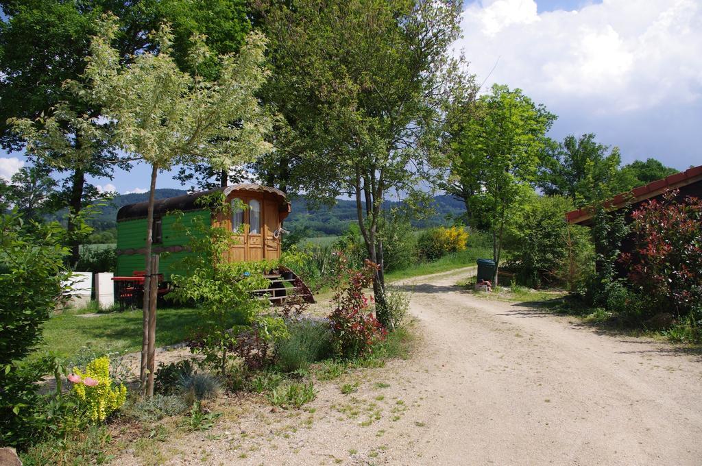 Les Roulottes Et Cabanes Du Livradois Pensionat Cunlhat Exteriör bild