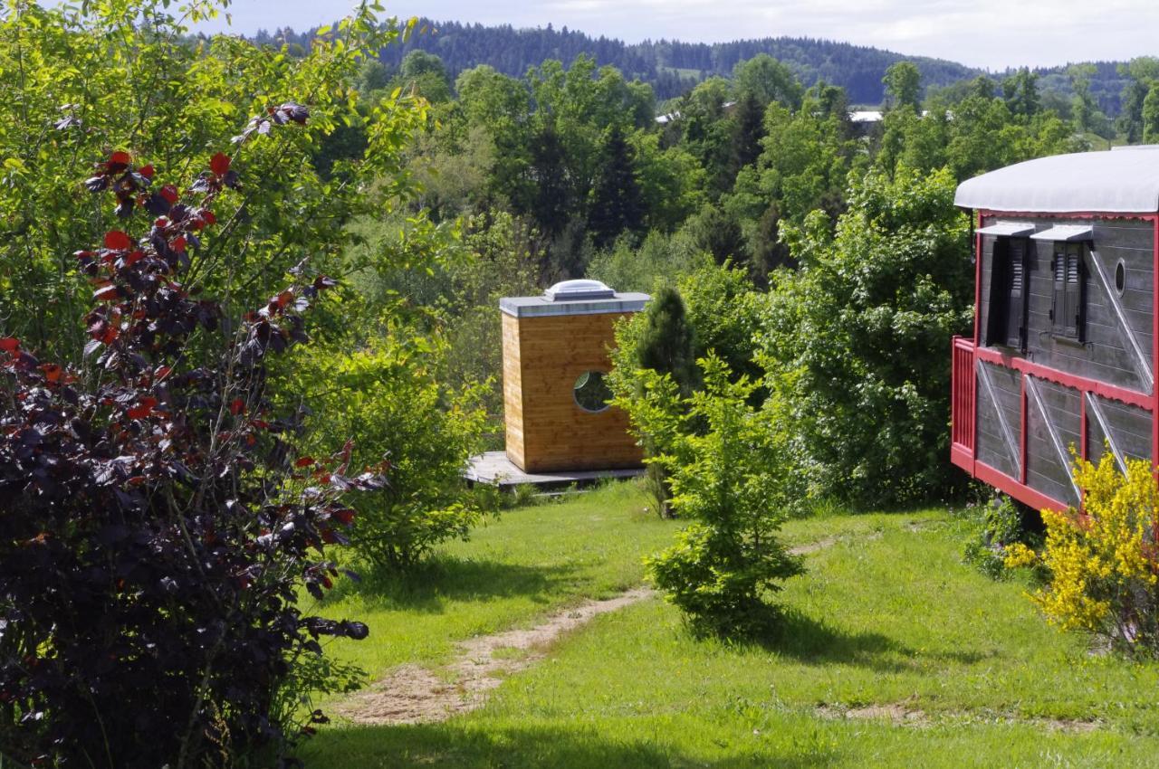 Les Roulottes Et Cabanes Du Livradois Pensionat Cunlhat Exteriör bild